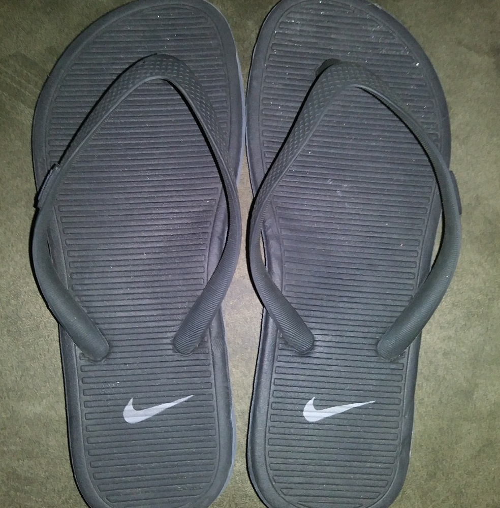Nike Youth Flip Flop.  (Girls 7)